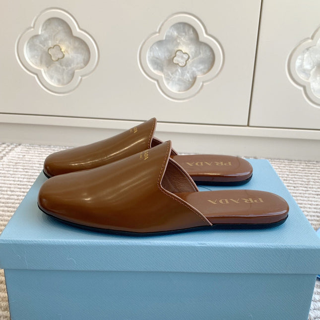 MULES IN BROWN GLOSSY SHEEPSKIN GOLD LETTERING LOGO