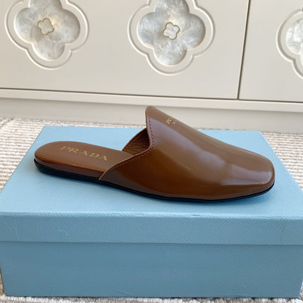 MULES IN BROWN GLOSSY SHEEPSKIN GOLD LETTERING LOGO