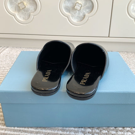 MULES IN BLACK GLOSSY SHEEPSKIN GOLD LETTERING LOGO