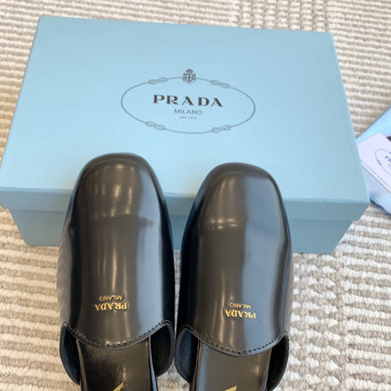 MULES IN BLACK GLOSSY SHEEPSKIN GOLD LETTERING LOGO