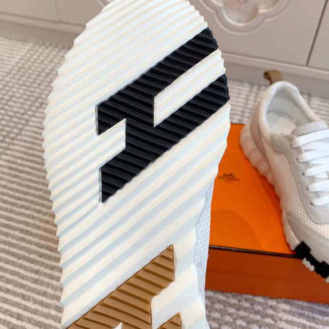 BOUNCING SNEAKER IN WHITE GRAPHIC MESH AND PASTEL GRAY SUEDE