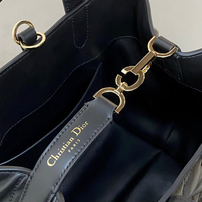 MEDIUM TOUJOURS BUCKET BAG 22 IN BLACK CANNAGE CALFSKIN