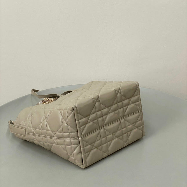 MEDIUM TOUJOURS BUCKET BAG 22 IN BEIGE CANNAGE CALFSKIN