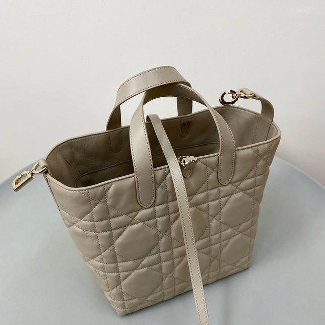 MEDIUM TOUJOURS BUCKET BAG 22 IN BEIGE CANNAGE CALFSKIN