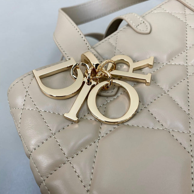 MEDIUM TOUJOURS BUCKET BAG 22 IN BEIGE CANNAGE CALFSKIN