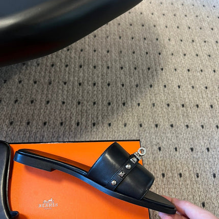 GIULIA FLAT SANDAL IN BLACK CALFSKIN