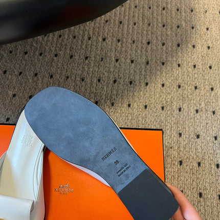 ILOT FLAT SANDAL IN WHITE CALFSKIN