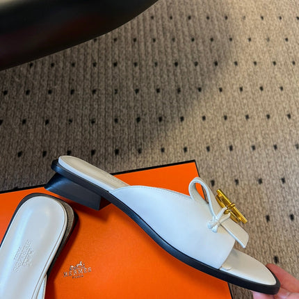 ILOT FLAT SANDAL IN WHITE CALFSKIN