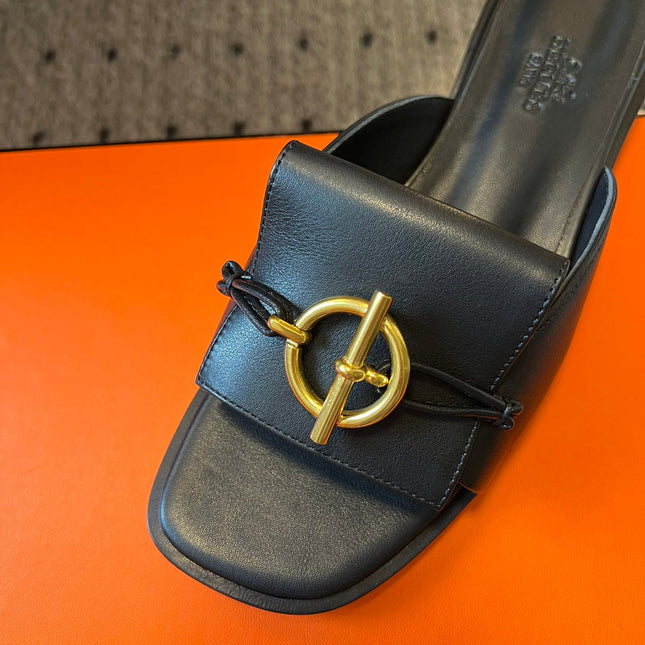 ILOT FLAT SANDAL IN BLACK CALFSKIN