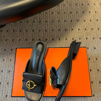 ILOT FLAT SANDAL IN BLACK CALFSKIN