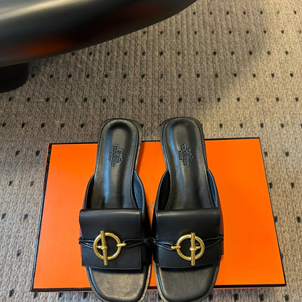 ILOT FLAT SANDAL IN BLACK CALFSKIN