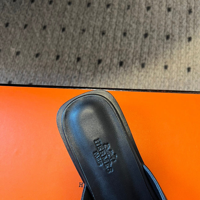 ILOT FLAT SANDAL IN BLACK CALFSKIN