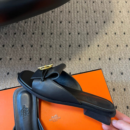 ILOT FLAT SANDAL IN BLACK CALFSKIN