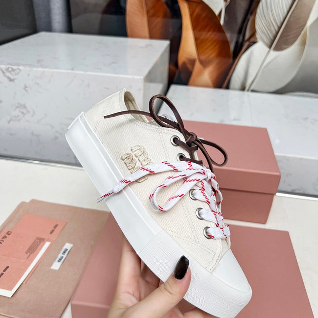 WASHED-DENIM SNEAKERS IN OFF WHITE CANVAS WITH BROWN AND STRIPED LACES