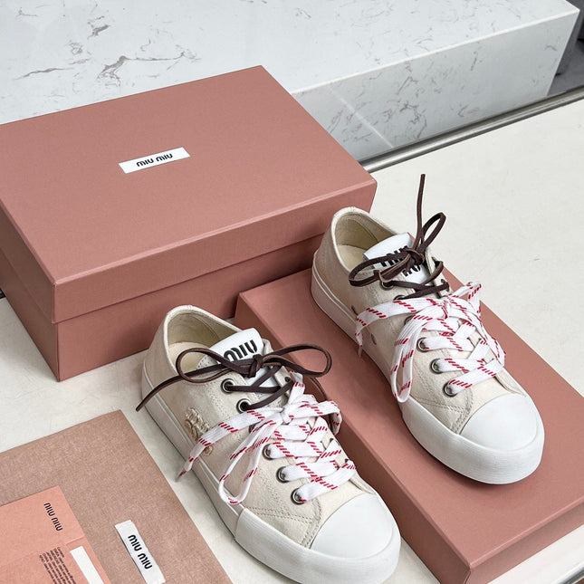 WASHED-DENIM SNEAKERS IN OFF WHITE CANVAS WITH BROWN AND STRIPED LACES