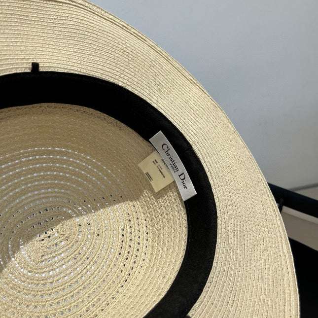 BOATER HAT IN LIGHT BEIGE RAFFIA