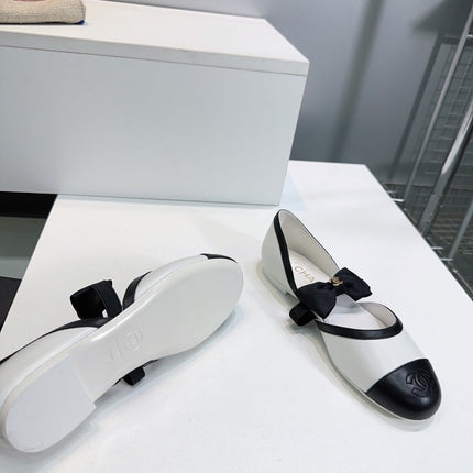 CHANEL FLAT MARY JANE SHOES 25S IN WHITE MIX BLACK LAMBSKIN EMBOSSED LOGO WITH BOW