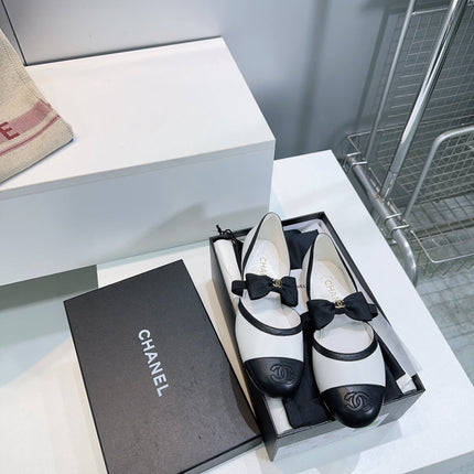 CHANEL FLAT MARY JANE SHOES 25S IN WHITE MIX BLACK LAMBSKIN EMBOSSED LOGO WITH BOW