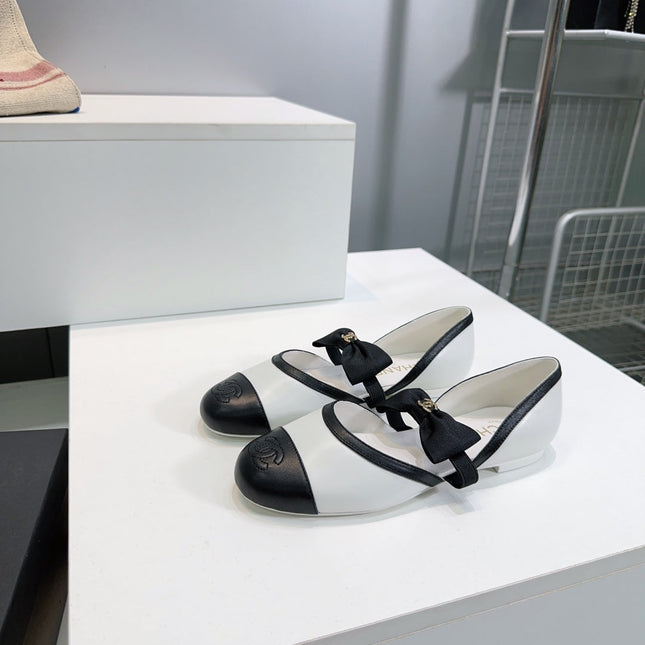 CHANEL FLAT MARY JANE SHOES 25S IN WHITE MIX BLACK LAMBSKIN EMBOSSED LOGO WITH BOW