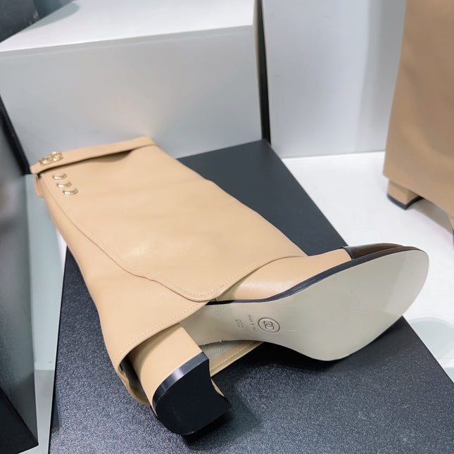 CHANEL HEELED KNEE-HIGH BOOTS 25S 85 MM IN BEIGE LAMBSKIN WITH GOLD HARDWARE