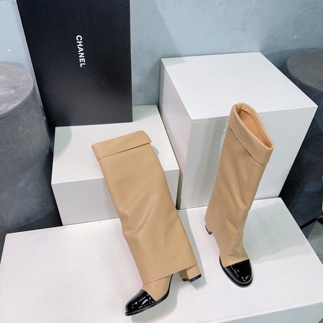 CHANEL HEELED KNEE-HIGH BOOTS 25S 85 MM IN BEIGE LAMBSKIN WITH GOLD HARDWARE