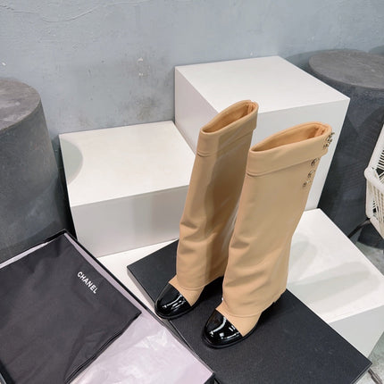 CHANEL HEELED KNEE-HIGH BOOTS 25S 85 MM IN BEIGE LAMBSKIN WITH GOLD HARDWARE