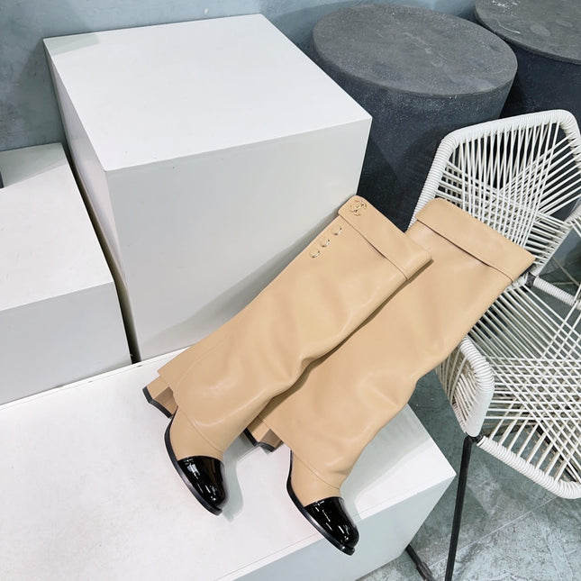 CHANEL HEELED KNEE-HIGH BOOTS 25S 85 MM IN BEIGE LAMBSKIN WITH GOLD HARDWARE