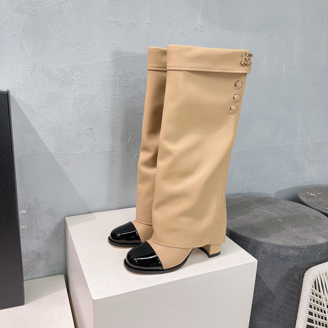 CHANEL HEELED KNEE-HIGH BOOTS 25S 85 MM IN BEIGE LAMBSKIN WITH GOLD HARDWARE