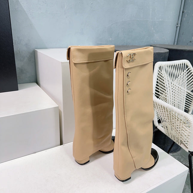 CHANEL HEELED KNEE-HIGH BOOTS 25S 85 MM IN BEIGE LAMBSKIN WITH GOLD HARDWARE