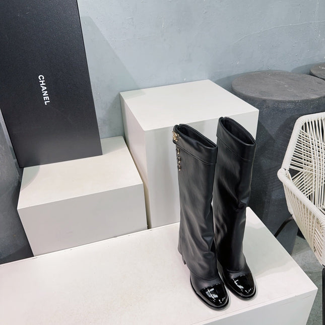 CHANEL HEELED KNEE-HIGH BOOTS 25S 85 MM IN BLACK LAMBSKIN WITH GOLD HARDWARE