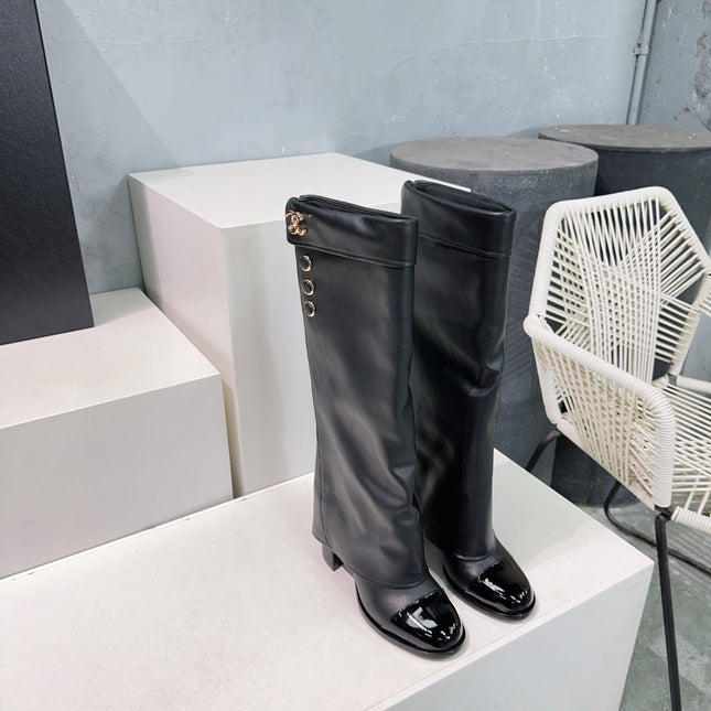 CHANEL HEELED KNEE-HIGH BOOTS 25S 85 MM IN BLACK LAMBSKIN WITH GOLD HARDWARE