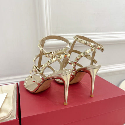 ROCKSTUD 100 GOLD METALLIC CALFSKIN ANKLE STRAP HIGH SANDAL