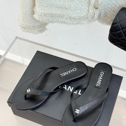 FLAT THONG SANDALS IN BLACK CALFKSIN EMBOSSED CRYSTAL