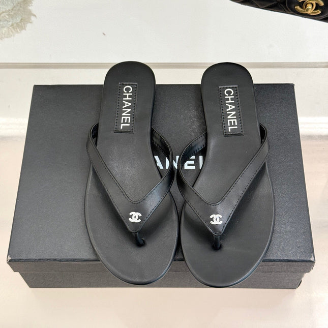 FLAT THONG SANDALS IN BLACK CALFKSIN EMBOSSED CRYSTAL