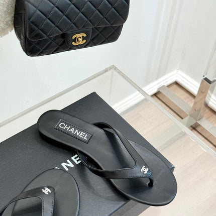 FLAT THONG SANDALS IN BLACK CALFKSIN EMBOSSED CRYSTAL