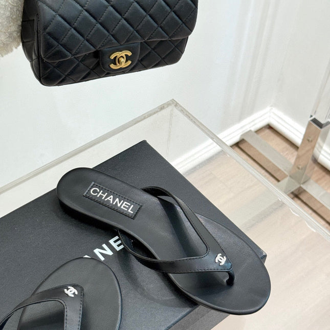 FLAT THONG SANDALS IN BLACK CALFKSIN EMBOSSED CRYSTAL