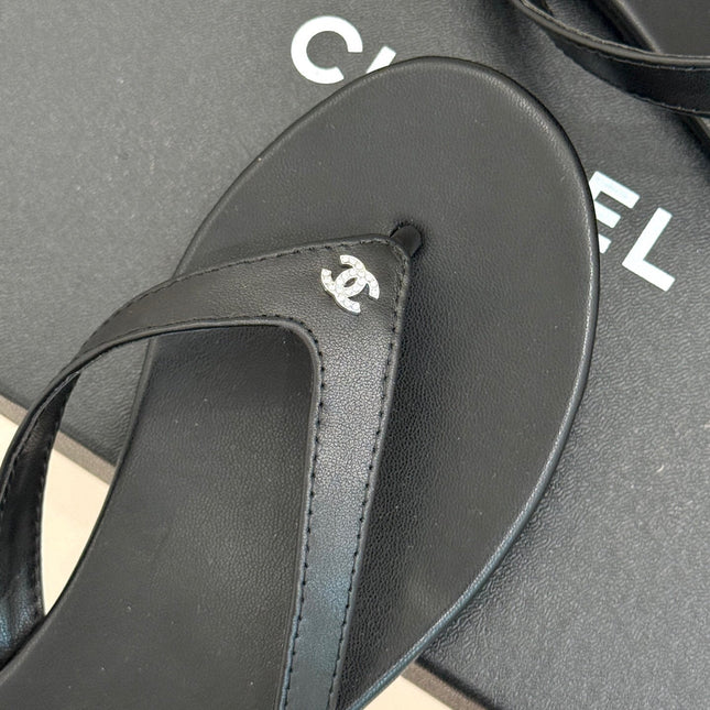 FLAT THONG SANDALS IN BLACK CALFKSIN EMBOSSED CRYSTAL