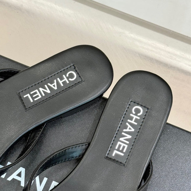 FLAT THONG SANDALS IN BLACK CALFKSIN EMBOSSED CRYSTAL