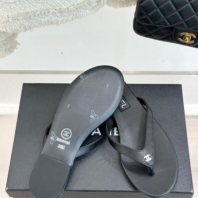 FLAT THONG SANDALS IN BLACK CALFKSIN EMBOSSED CRYSTAL