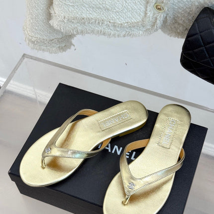THONG SANDALS IN GOLD GLOSSY CALFKSIN EMBOSSED CRYSTAL