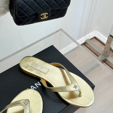 THONG SANDALS IN GOLD GLOSSY CALFKSIN EMBOSSED CRYSTAL