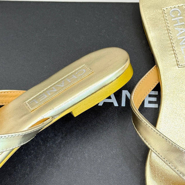 THONG SANDALS IN GOLD GLOSSY CALFKSIN EMBOSSED CRYSTAL
