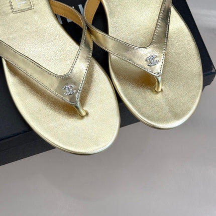 THONG SANDALS IN GOLD GLOSSY CALFKSIN EMBOSSED CRYSTAL