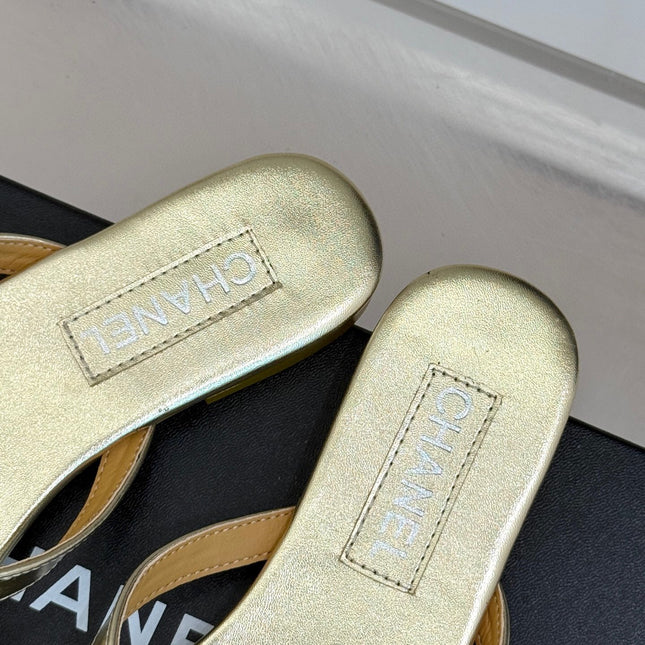 THONG SANDALS IN GOLD GLOSSY CALFKSIN EMBOSSED CRYSTAL