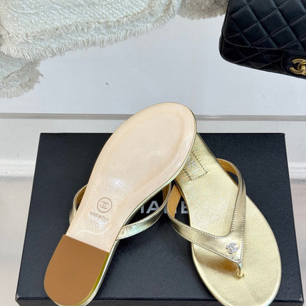 THONG SANDALS IN GOLD GLOSSY CALFKSIN EMBOSSED CRYSTAL