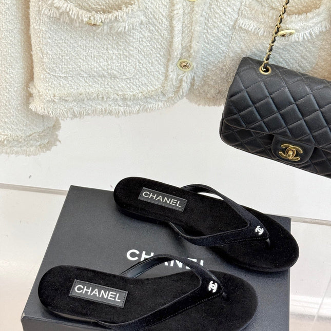 THONG SANDALS IN BLACK VELVET EMBOSSED CRYSTAL