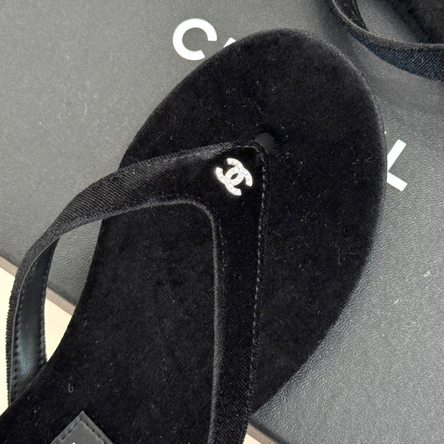 THONG SANDALS IN BLACK VELVET EMBOSSED CRYSTAL