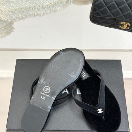 THONG SANDALS IN BLACK VELVET EMBOSSED CRYSTAL