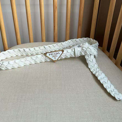 PRA TRIANGLE BELT IN WHITE BRAIDED LEATHER WITH ENAMEL LOGO BUCKLE