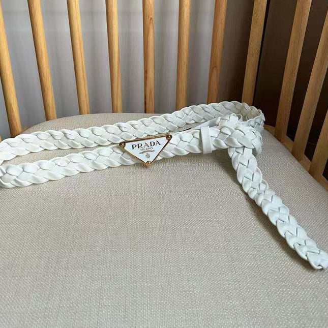 PRA TRIANGLE BELT IN WHITE BRAIDED LEATHER WITH ENAMEL LOGO BUCKLE